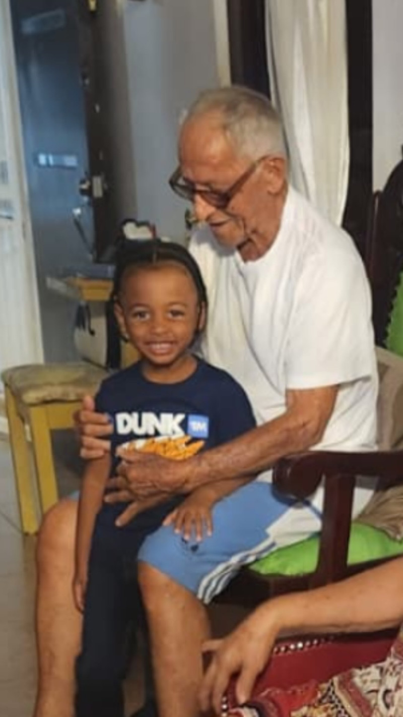 Cardi B compartió recuerdos de su abuelo paterno en redes sociales.
