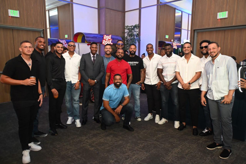 Jugadores de los Tigres del Licey posan durante la presentación oficial del equipo la noche del lunes.