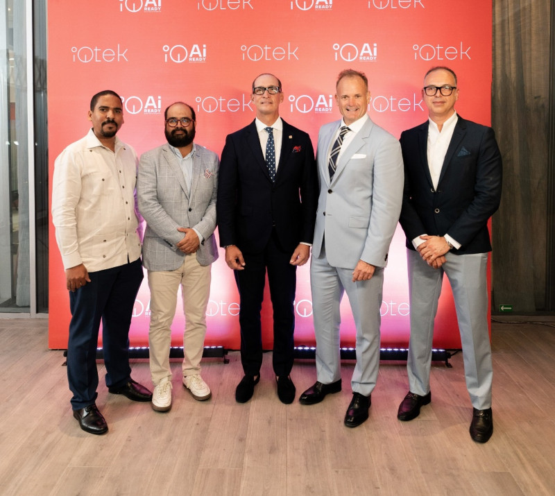 Representantes de iQtek y la firma canadiense Maverin.