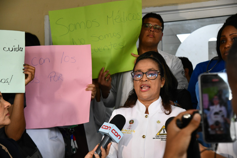 “Somos médicos, no somos delincuentes”, fue otra de las consigna plasmada en las pancartas sostenidas por los medicos durante sus reclamos