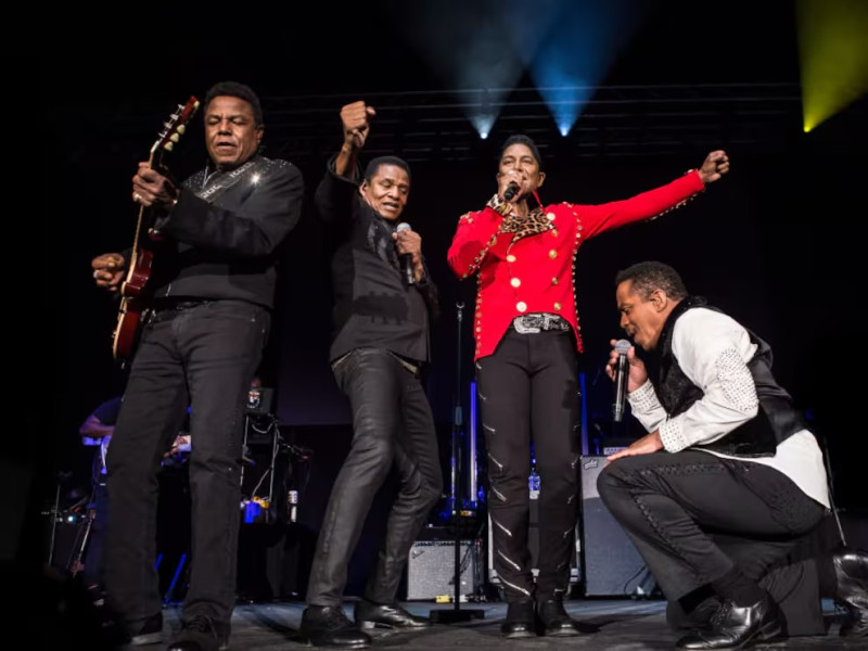 Tito Jackson, Jackie Jackson, Jermaine Jackson y Marlon Jackson sobre el escenario.