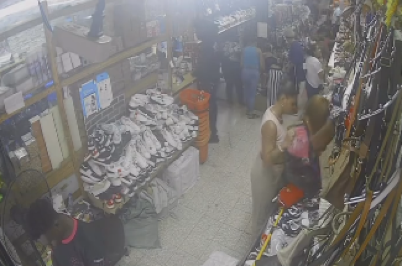 Imagen muestra a la presunta autora de un robo en una tienda china de la calle José Martí, en la avenida Duarte.