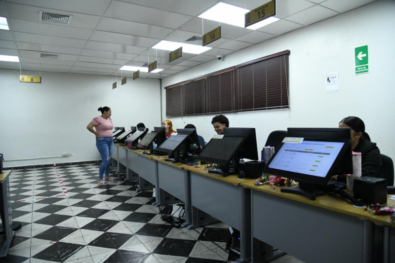 Muchas de las oficinas de la Junta Central Electoral donde se expiden las cédulas permanecen vacías.