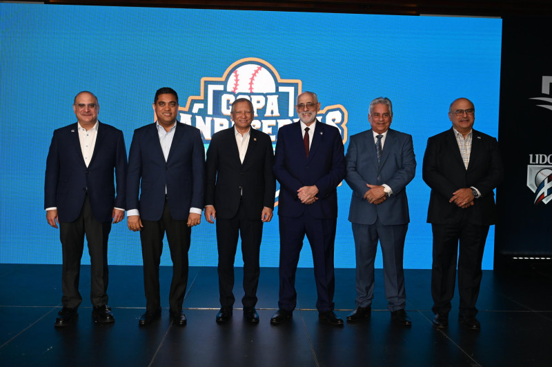 De izquierda a derecha: Samir Rizek Sued, Kelvin Cruz, Leonardo Aguilera, Vitelio Mejía, Winston (Chilote) Llenas y Héctor Rizek Sued.