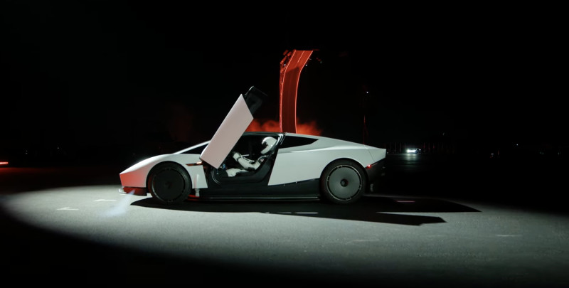 Musk reveló su nuevo modelo de vehículo deportivo, el Roadster, durante un evento de lanzamiento en Texas.