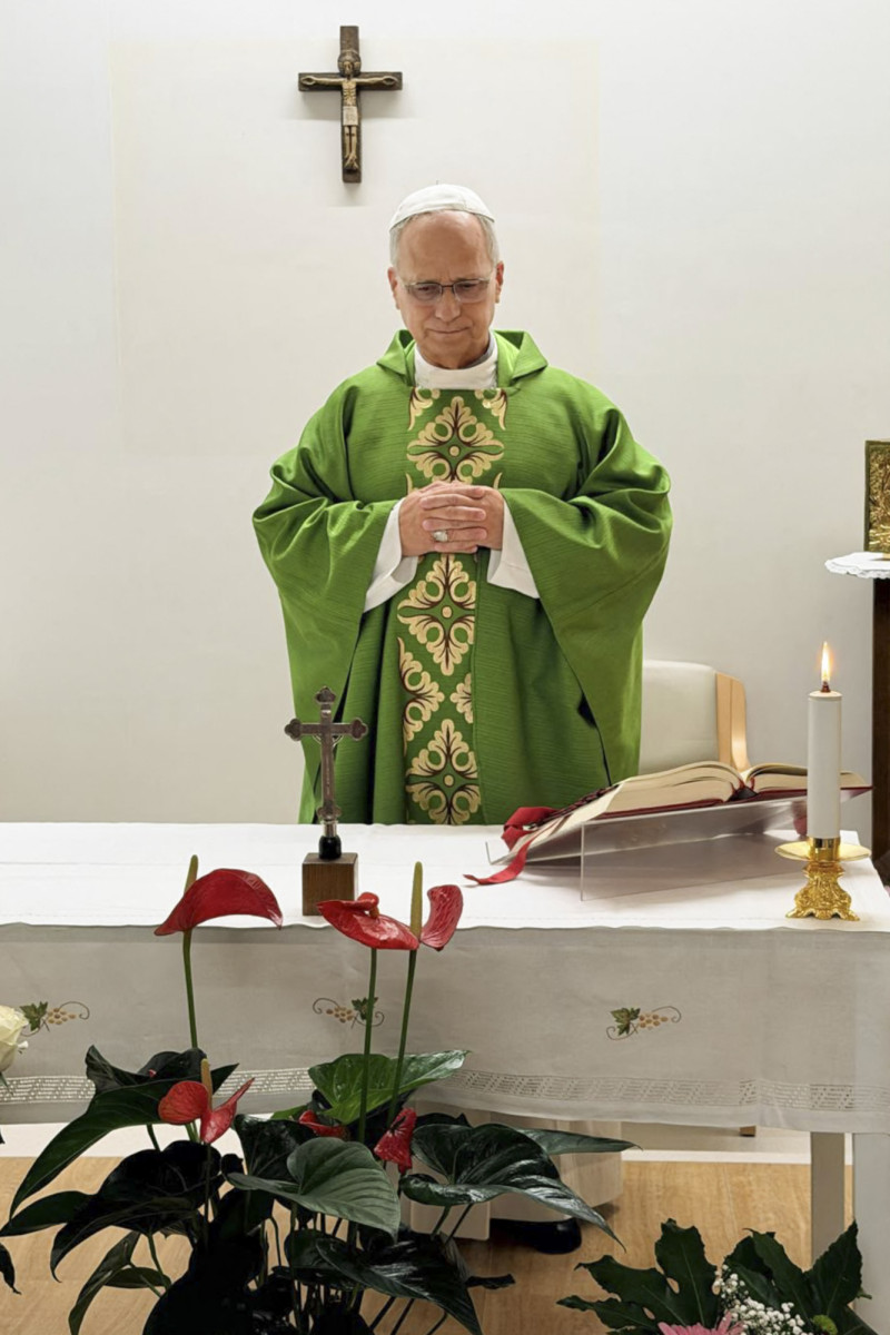 Esta fotografía, tomada y distribuida el 16 de octubre de 2026 por The Vatican Media, muestra al Papa León XIV oficiando una misa en el Hospital Universitario Gemelli de Roma, donde se recupera tras someterse a una cirugía