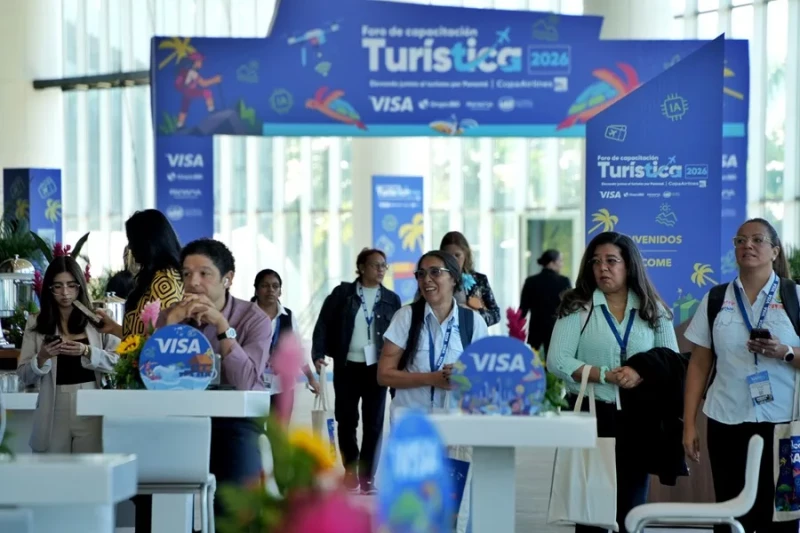 Personas asisten al Foro de Capacitación Turística 2026 organizado por Copa Airlines este miércoles, en Ciudad de Panamá (Panamá).