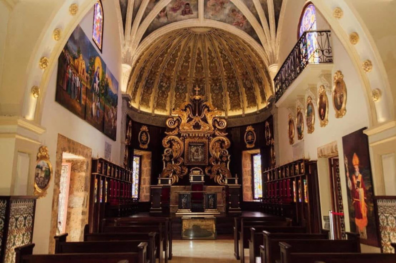 Interior del templo Iglesia San Dionisio