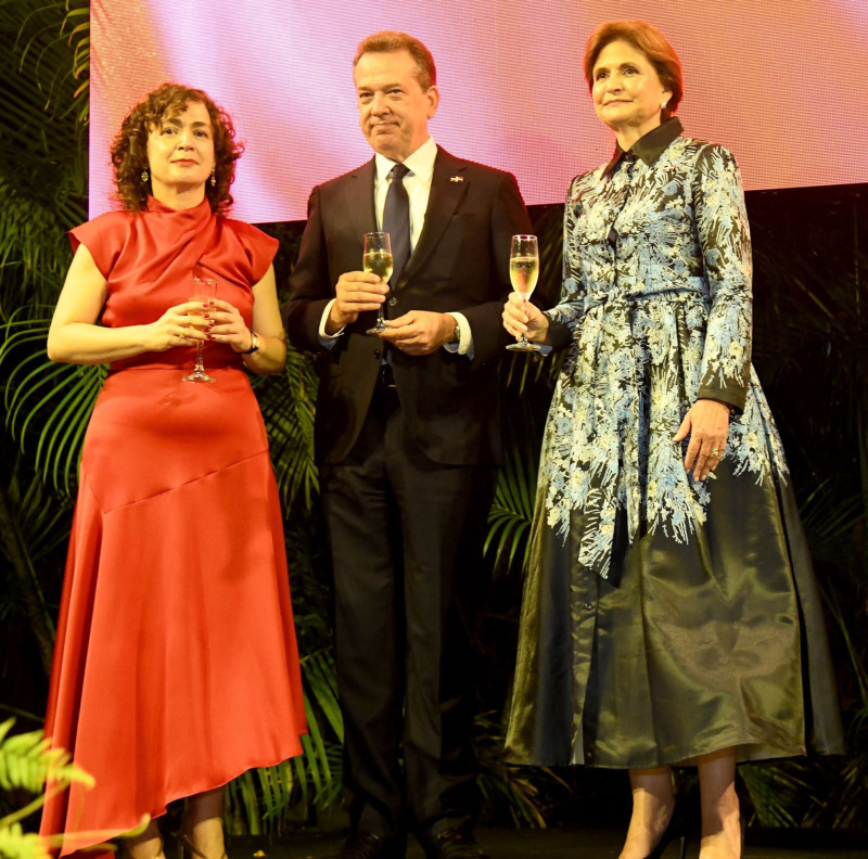 La embajadora de España en República Dominicana, Lorea Arribalzaga Ceballos; el ministro de Relaciones Exteriores, Víctor Bisonó; y la vicepresidenta de la República, Raquel Peña.