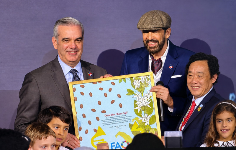 Luis Abinader, presidente de la República, el artista Juan Luis Guerra y QU Dongyu, director general de la FAO.