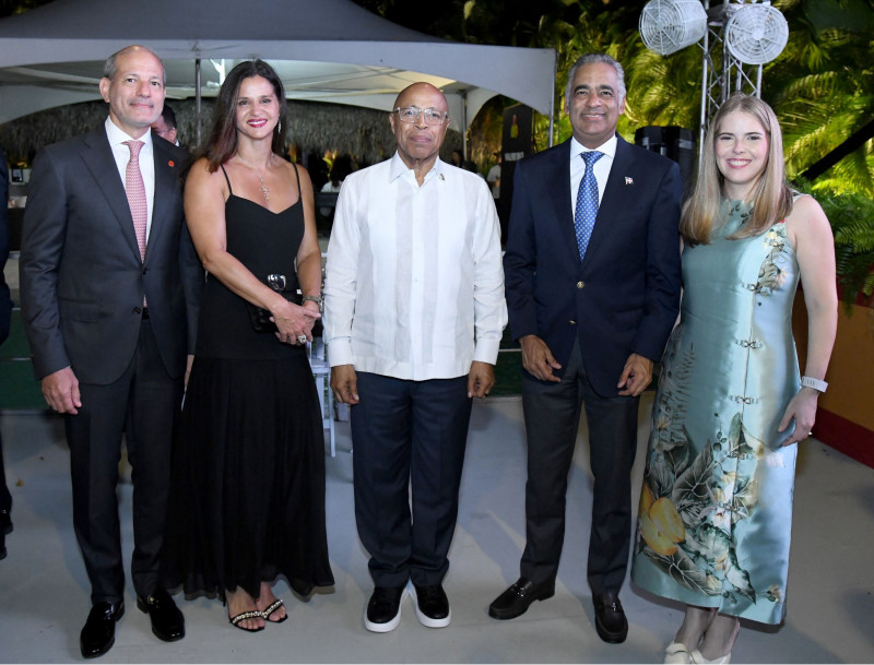 Carlos Cuesto, Aida de Cuesto, Alfredo Pacheco, Joel Santo y Carmen Ligia Barceló.