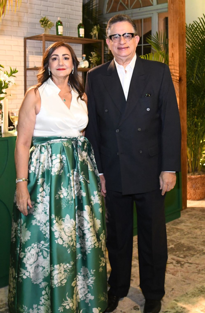 Nancy de Báez y Fernando Báez.