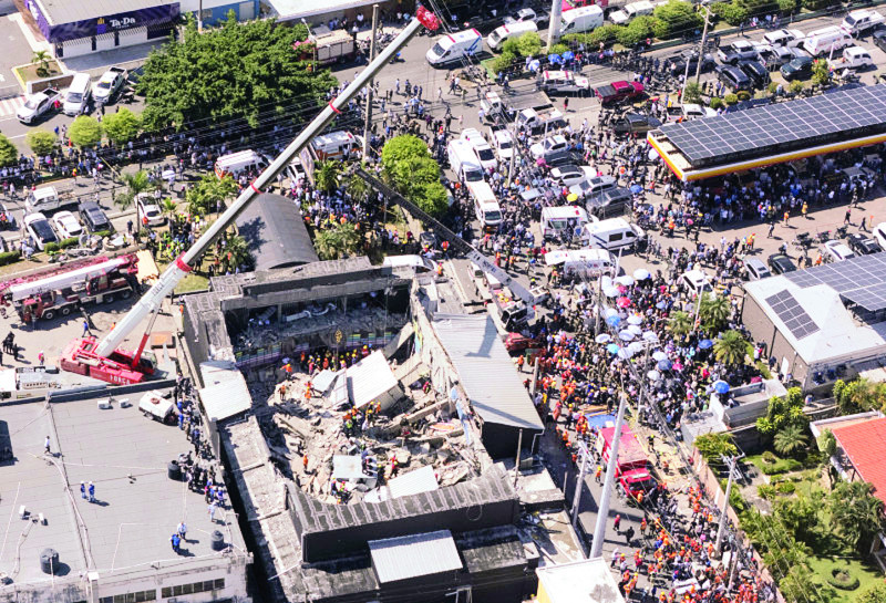Equipos de rescate y emergencia realizan labores de remoción de escombros y búsqueda entre los restos de la estructura colapsada en el centro nocturno Jet Set, tras el trágico desplome del techo ocurrido el 8 de abril de 2025.