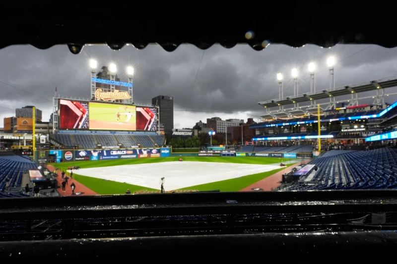 El campo cubierto antes del cuarto partido de la Serie de Campeonato de la Liga Americana entre los Guardianes de Cleveland y los Rays de Tampa Bay.