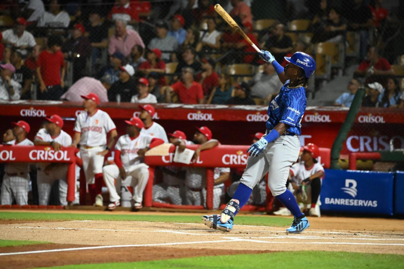 Jesus Madé, de los Tigres, observa su cuadrangular en su primer turno en el partido de este viernes frente a los Leones del Escogido.