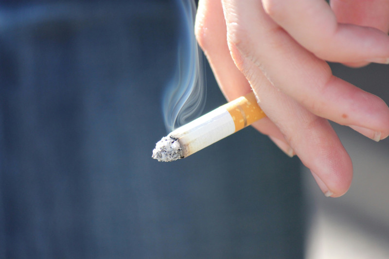 Para la población en general la principal recomendación para prevenir el cáncer pulmonar sigue siendo no fumar y dejar el tabaco. Foto: Chris Kofoed-Unsplash.