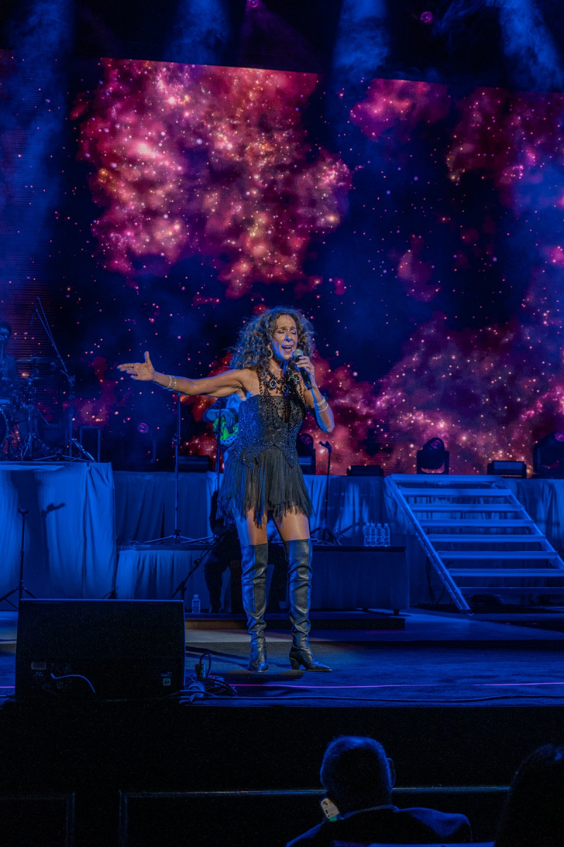 Rosario Flores, la noche del sábado 17 de octubre de 2026, con un concierto a casa llena en el Teatro Nacional Eduardo Brito, bajo la producción local de César Suárez Jr.