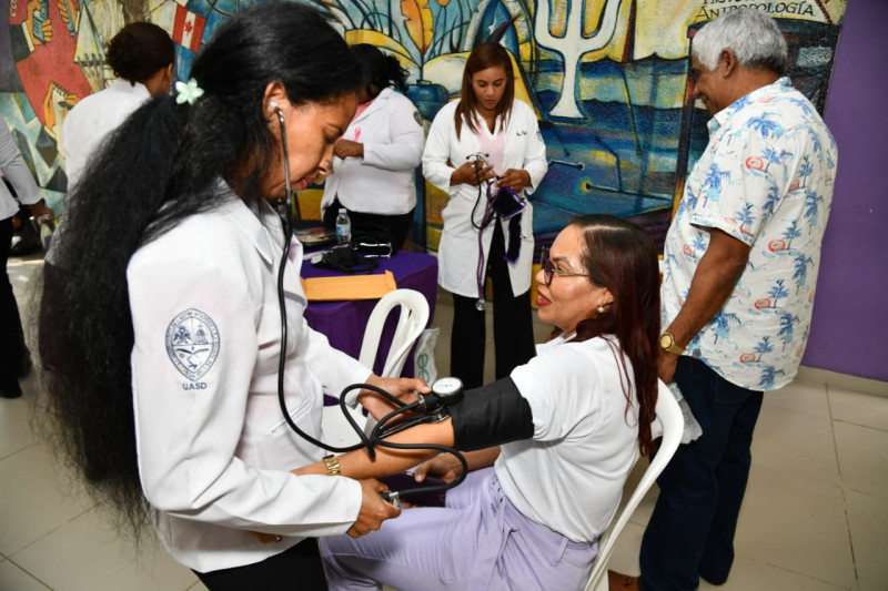 Inicia jornada de toma de presión arterial en la UASD, en el marco del Día Internacional del Cáncer de Mama.
