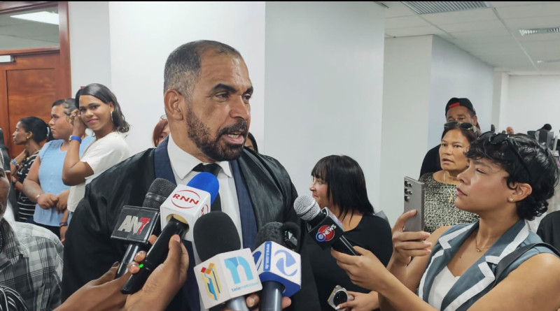 Martin Rubiera, uno de los representantes legales de los familiares del fallecido, Emmanuel Contreras Medina, en Los Praditos del Distrito Nacional.