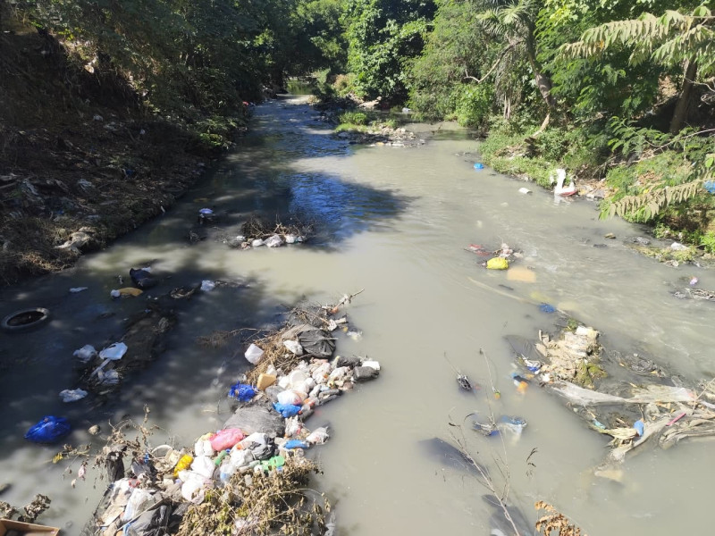 Moradores se quejan por la contaminación que tiene el río Jacagua, también por la falta de un puente.