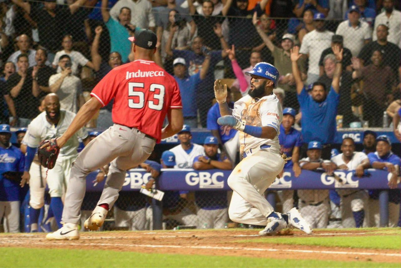 Emilio Bonifacio anota la carrera de la victoria para los Tigres contra el Escogido.