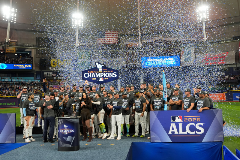 Jugadores y cuerpo técnico de los Rays de Tampa Bay celebran tras ganar el juego 6 de la Serie de Campeonato ante los Guardianes de Cleveland para alcanzar la Serie Mundial el lunes 19 de octubre del 2026