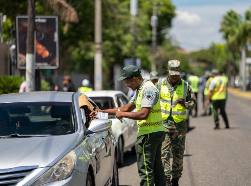 INTRANT y DIGESETT supervisaron 15 vehículos sin autorización; detienen a un ciudadano haitiano