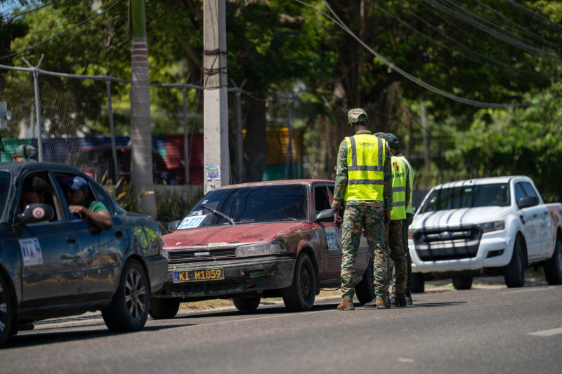 INTRANT y DIGESETT supervisaron 15 vehículos sin autorización; detienen a un ciudadano haitiano