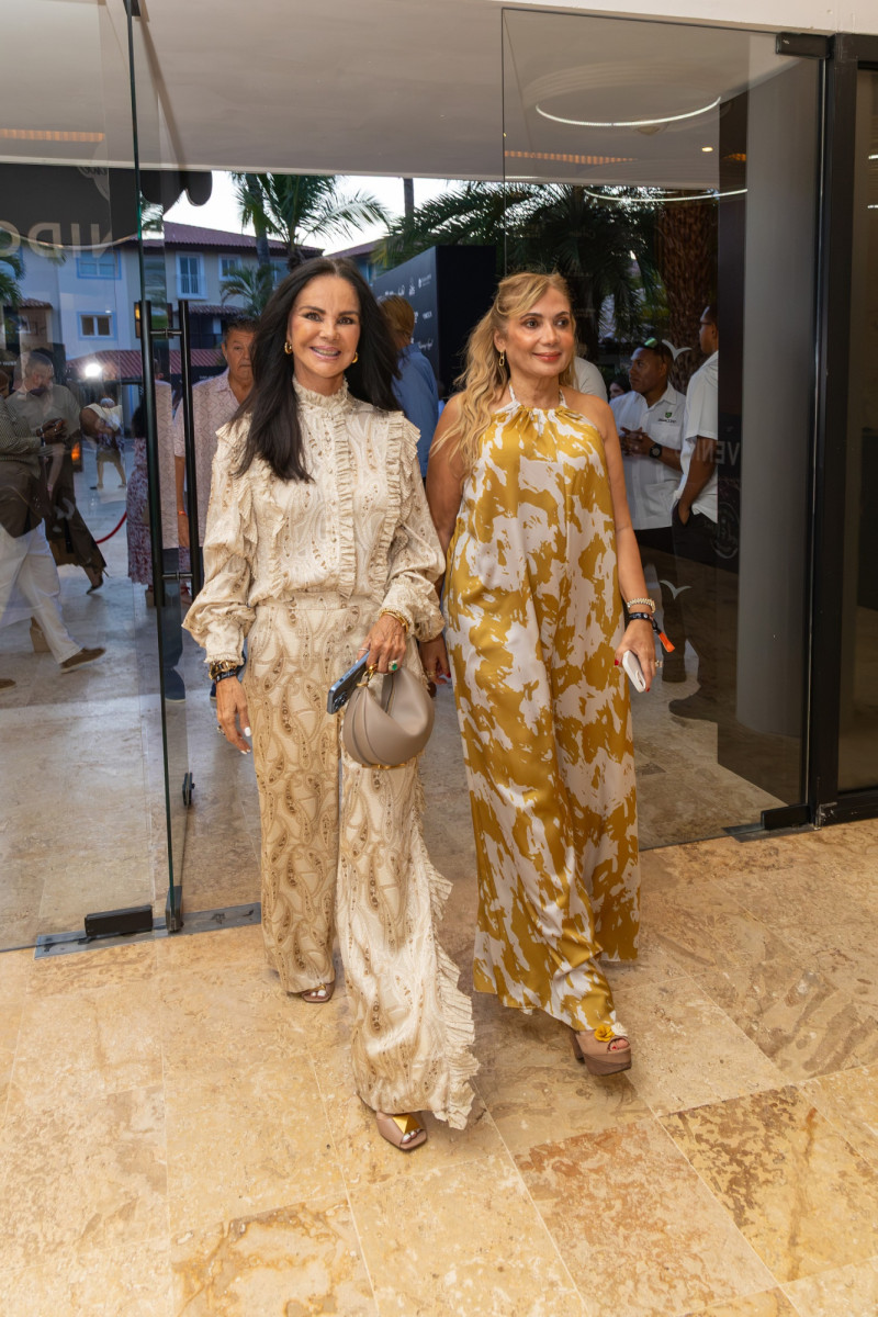 Marta de Subero y Loida de Kycek.