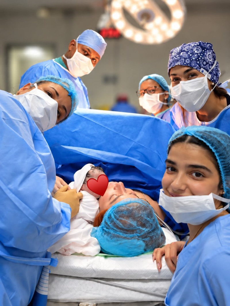 Charlotte Marie acompañó el nacimiento de su hermana menor junto al equipo de especialistas médicos.
