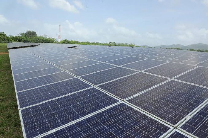 Los paneles solares transforman la radiación del sol en energía.