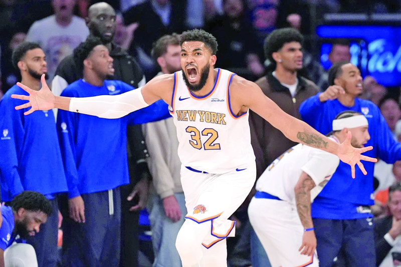 Karl-Anthony Towns, de los Knicks, reacciona luego de anotar un triple en el partido frente a los Sixers.