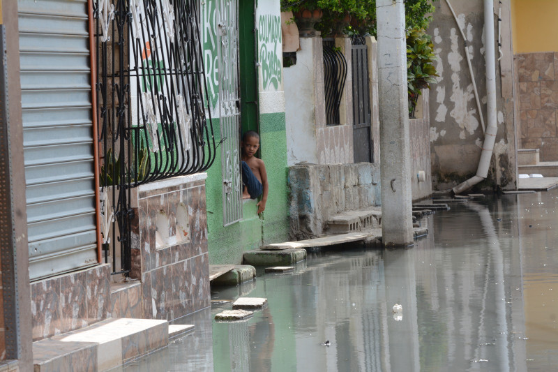 Al menos 150 viviendas resultaron afectadas por inundaciones en dos sectores de Santiago.