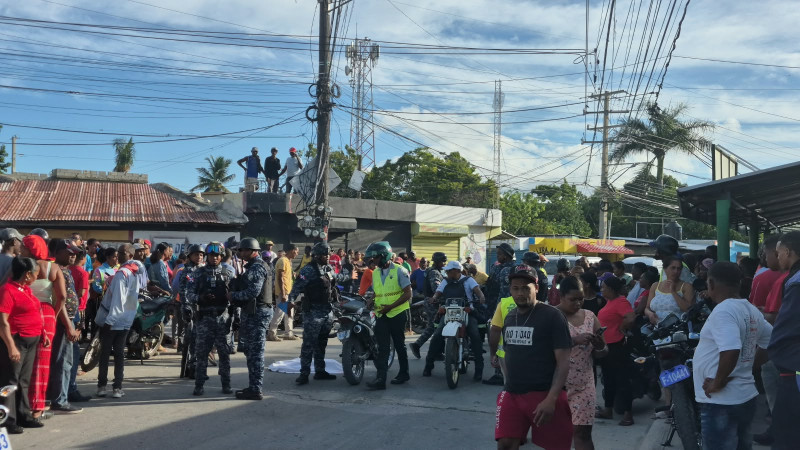 Un grupo de personas reunidas en el lugar donde ocurrió el accidente que cobró la vida de una niña de seis años.