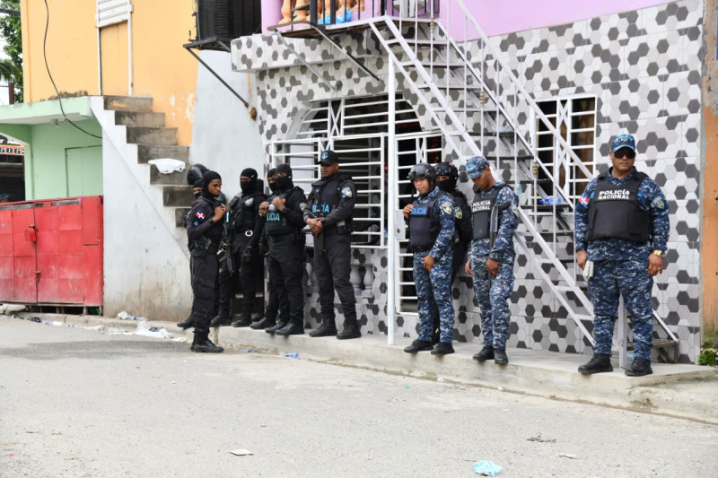 Militares custodian a las afueras de la casa donde ocurrió el hecho. Familiares también se enfrentaron a los militares como acción de reclamo.