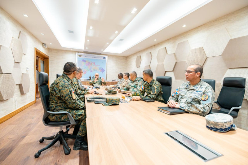 El ministro de Defensa, teniente general Carlos Antonio Fernández Onofre, encabeza reunión de evaluación estratégica junto a los comandantes generales de las Fuerzas Armadas y organismos de inteligencia, para monitorear la situación en Haití y garantizar la tranquilidad en la frontera.