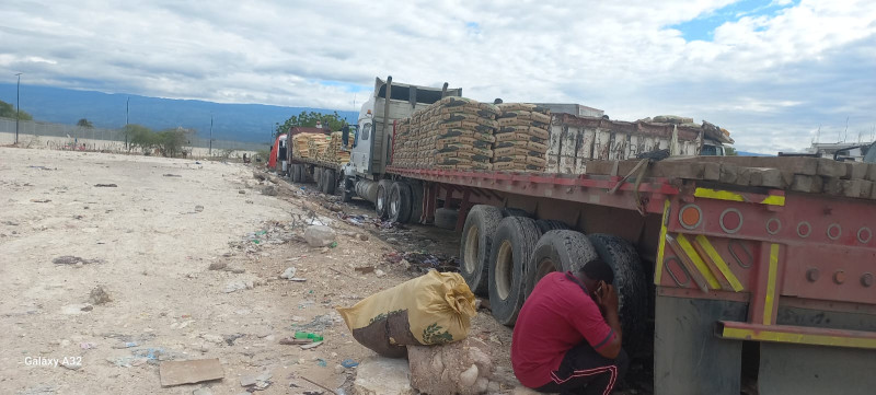 Mercado fronterizo opera con normalidad mientras la presencia militar continúa activa