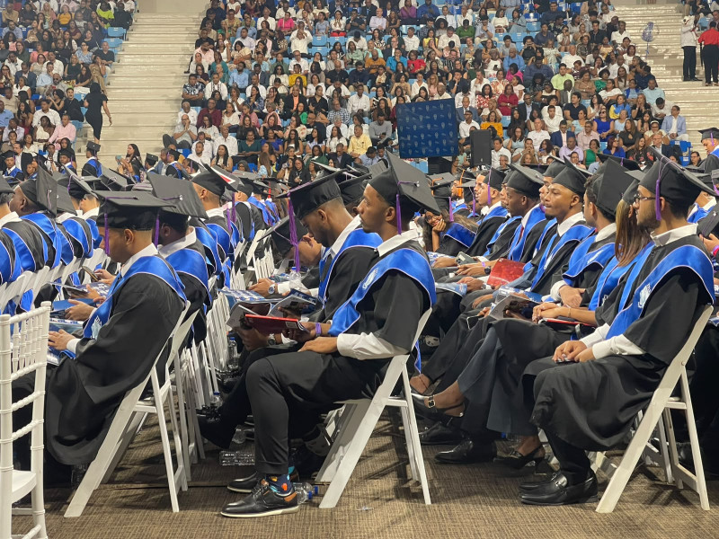 El Instituto Tecnológico de Las Américas (ITLA) graduó la mañana de este viernes a 594 nuevos profesionales durante su XXI Graduación Ordinaria, celebrada en el pabellón de voleibol del Centro Olímpico