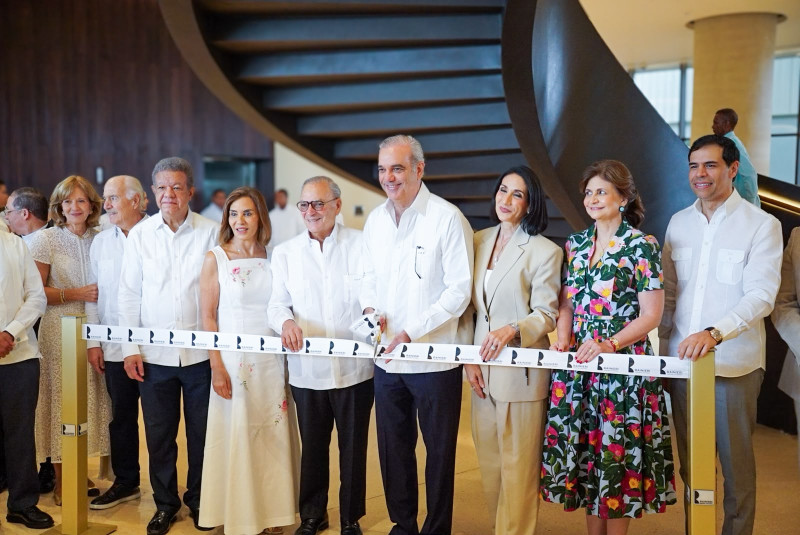 Corte de cinta para dejar inaugurado el centro cultural.