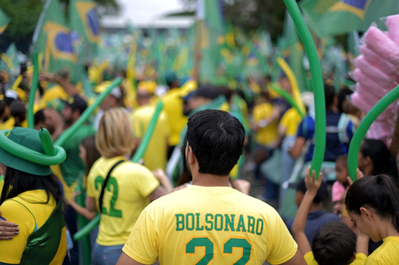 Partidarios del senador derechista y candidato presidencial brasileño Flavio Bolsonaro, del Partido Liberal (PL), asisten a un mitin en Belo Horizonte, Brasil, el 24 de octubre de 2026.