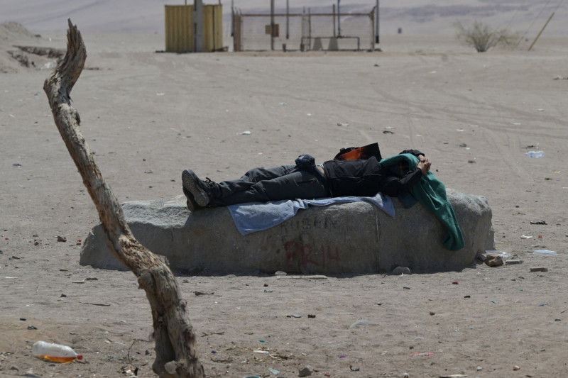 Un migrante descansa cerca del cruce fronterizo de Cachalluta con Perú, a unos 25 km al norte de Arica, Chile.