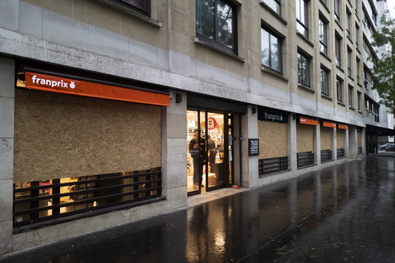Los comerciantes se están atrincherando tras barreras de madera para protegerse de los saqueos vinculados a las protestas sociales de la jornada.