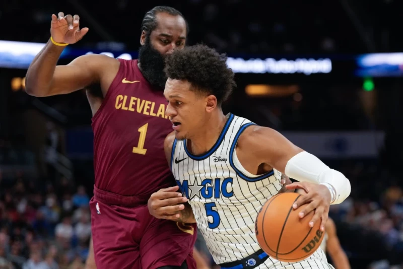 El alero del Magic Paolo Banchero supera al alero de los Cavaliers James Harden en el encuentro de pretemporada del 13 de octubre del 2026.