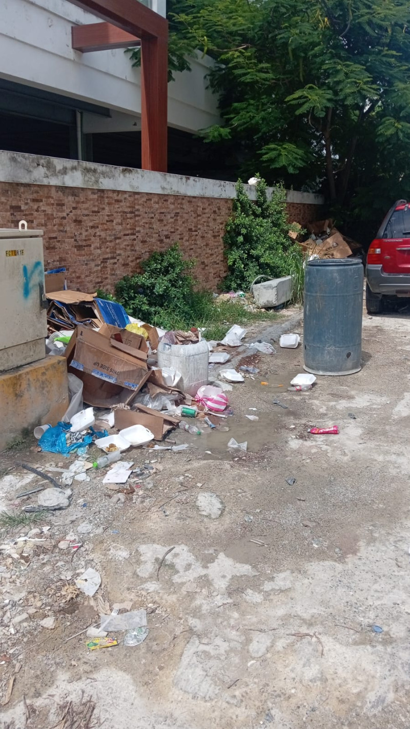 Basura en zona turística de Guayacanes.