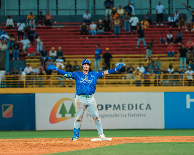 Ramón Hernández, del Licey, reacciona tras pegar un doble remolcador en el partido frente a las Águilas Cibaeñas, el 24 de octubre de 2026.
