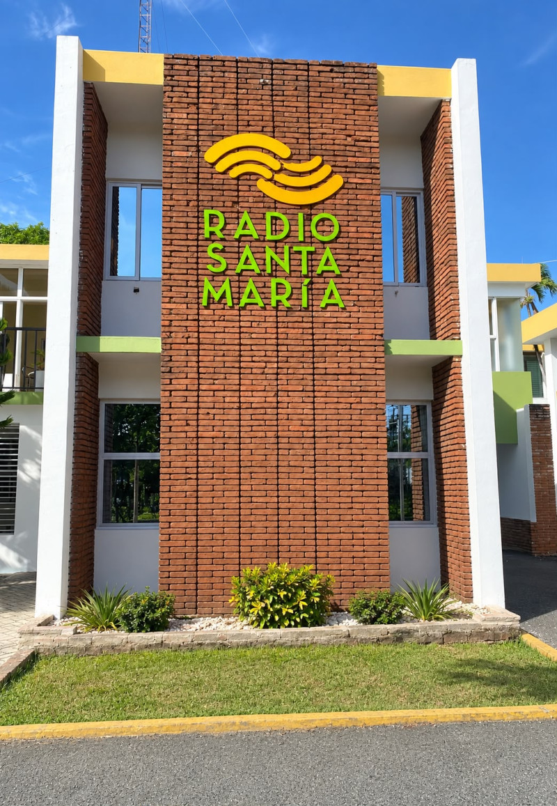 La emisora nació fruto de la visión educativa y evangelizadora del padre Julián León Robuser.