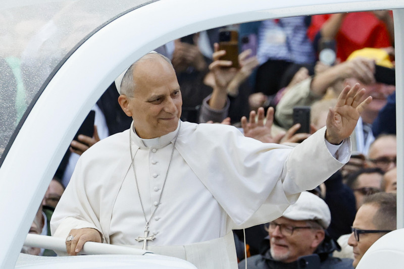 El papa León XIV saluda a los fieles durante su audiencia general semanal en la Ciudad del Vaticano el 21 de octubre de 2026. EFE/EPA/FABIO FRUSTACI