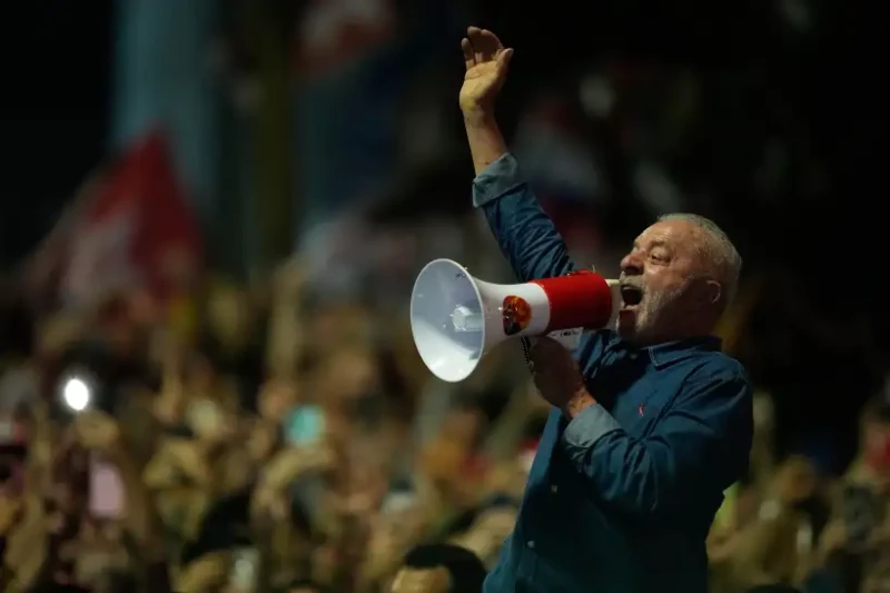 El presidente de Brasil, Luiz Inácio Lula da Silva, se dirige a sus seguidores durante un mitin tras ganar un cuarto mandato en la segunda vuelta de las presidenciales.
