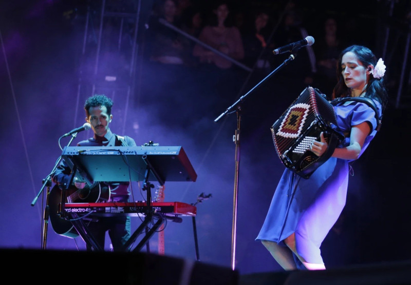 La cantautora mexico-estadounidense Julieta Venegas toca su acordeón en el Festival Vive Latino en Ciudad México, el 19 de marzo de 2017.
