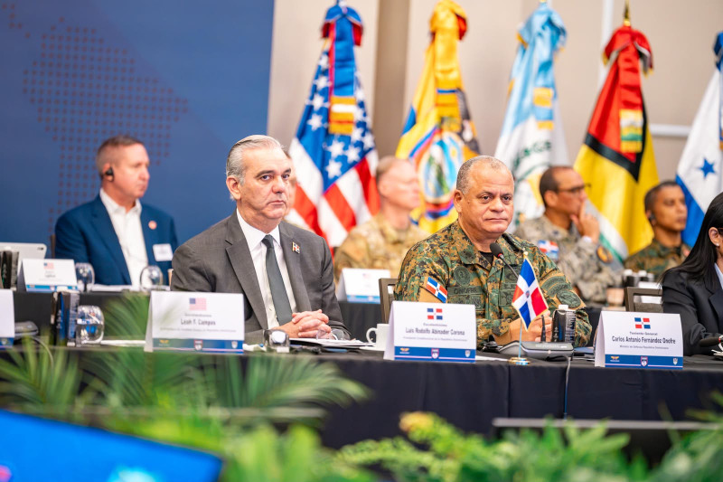 Presidente Luis Abinader y el ministro de Defensa, teniente general Carlos Antonio Fernández Onofre.